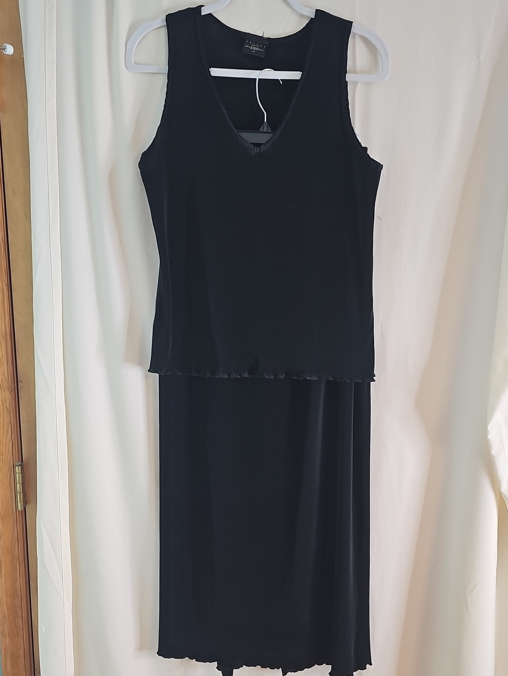 TAIlOR By B. MOSS Classic Black Sleeveless V-Neck 2Pc